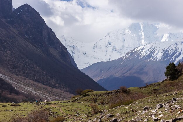 Vista della valle e delle cime montuose della regione del Manaslu in Himalaya