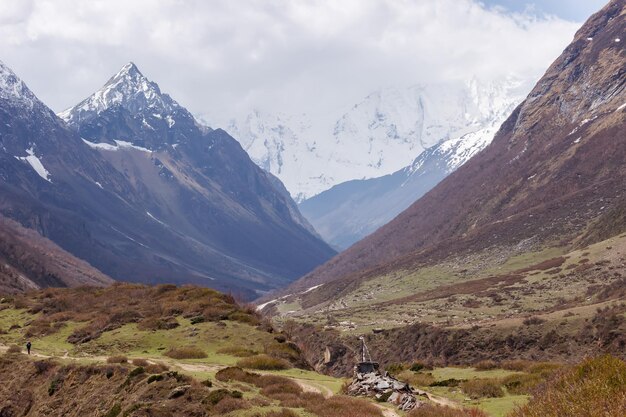 Vista della valle e delle cime montuose della regione del Manaslu in Himalaya