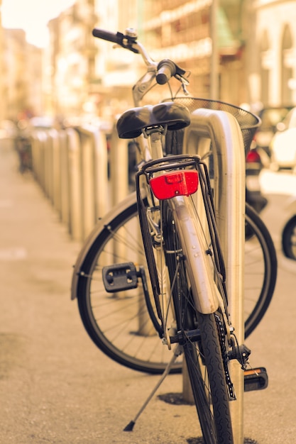 Vista della vecchia bicicletta parcheggiata in strada