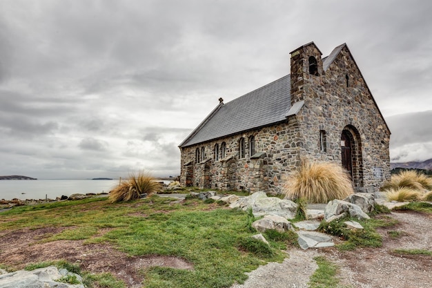 Vista della vecchia chiesa sul mare