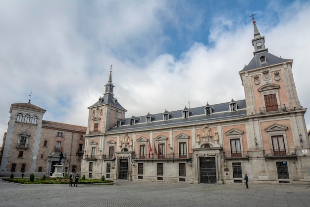 Vista della vecchia Plaza de La Villa di Madrid nel centro storico di Madrid, Spagna