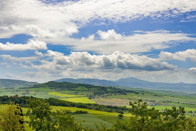 Vista della verdeggiante campagna della Val d'Orcia vicino a Pienza Italy