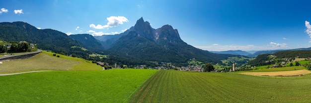 Vista della vetta di Petz nel comune di Kastelruth Dolomiti Alto Adige Italia