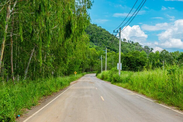 Vista della via e della montagna della roccia con il bel cielo alla luce del giornoKhaoyai nakhonratchasima tailandia