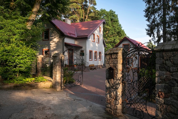 Vista della villa su Mayakovsky Street in una soleggiata giornata estiva nella regione di Svetlogorsk Kaliningrad Russia