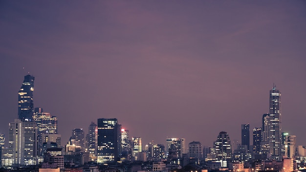 Vista della zona commerciale a Bangkok durante la notte