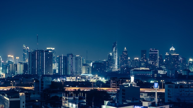 Vista della zona commerciale a Bangkok durante la notte