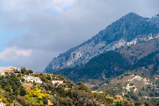 Vista delle Alpi Liguri vicino a Mentone dal Mar Mediterraneo