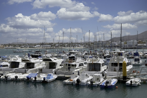 Vista delle barche ormeggiate nel porto di Corralejo, Fuerteventura, in Spagna