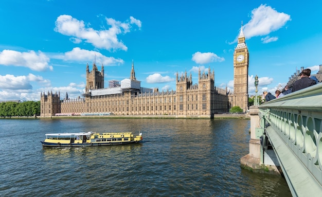 vista delle Camere del Parlamento e del Big Ben sul fiume Tamigi con la nave a Londra. ideale per layout di siti web e riviste