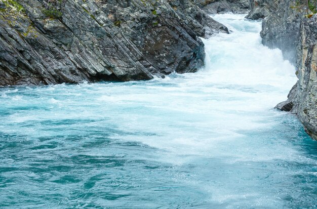 Vista delle cascate del fiume della montagna di estate