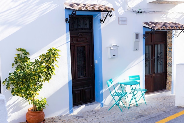 Vista delle case bianche della città vecchia altea spagna