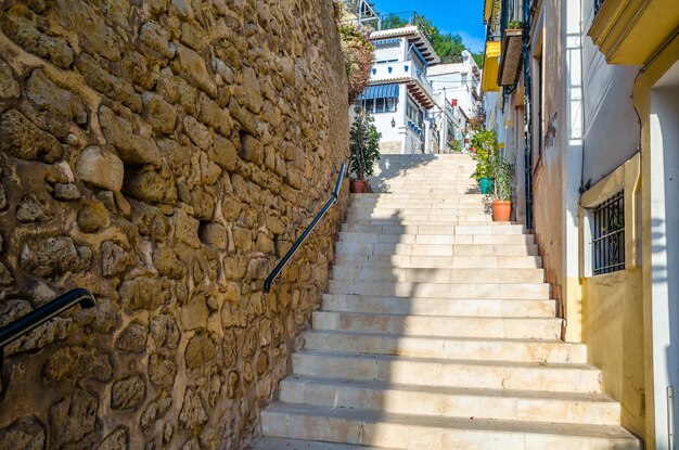 Vista delle case colorate e delle strade strette nella vecchia città mediterranea di Alicante in Spagna