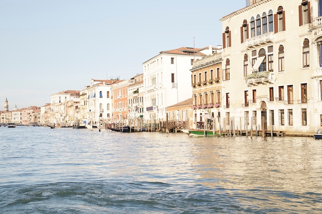 Vista delle case e dei palazzi sul Canal Grande a Venezia, Italy