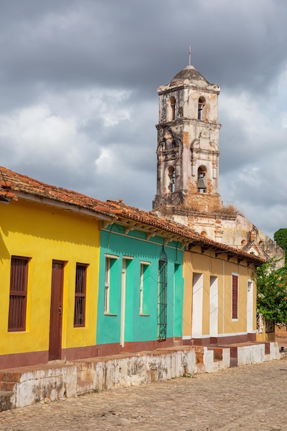 Vista delle case residenziali e di una chiesa in una piccola città cubana turistica