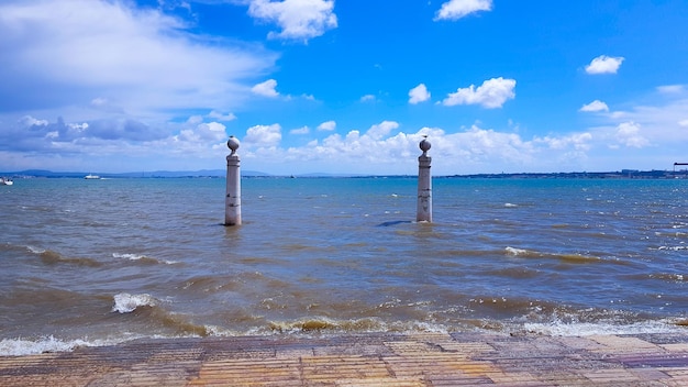 Vista delle colonne in mare a Lisbona