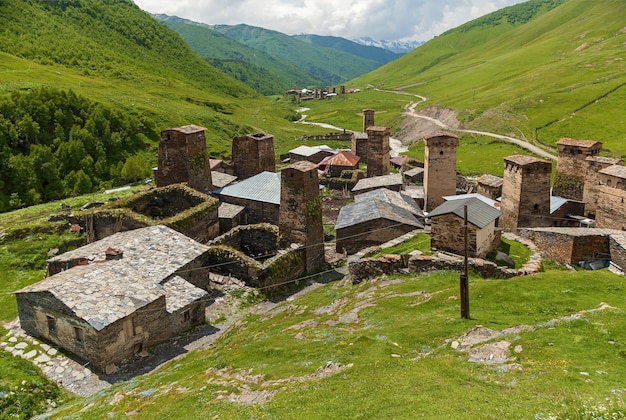 Vista delle fortezze Svan dell'antica torre Svan nel villaggio Ushguli. Svaneti, Georgia