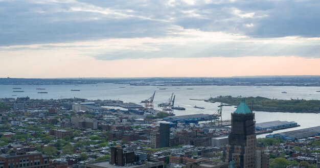 vista delle infrastrutture portuali e delle gru da carico di New York da un'altezza