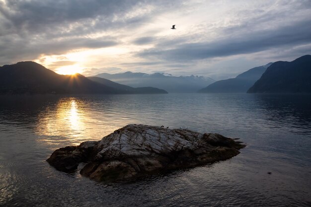 Vista delle isole rocciose con uccelli durante il tramonto