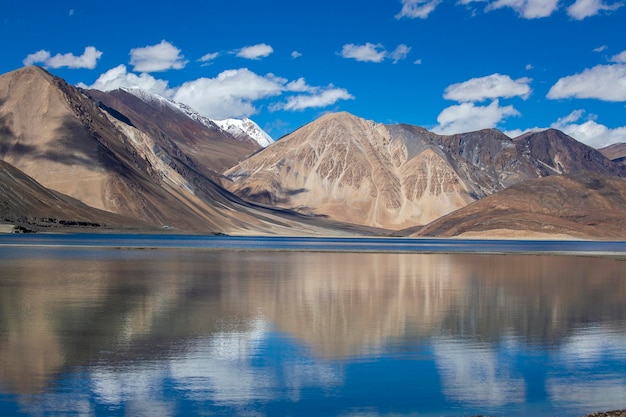 Vista delle maestose montagne rocciose contro il cielo blu e il lago Pangong nella regione indiana dell'Himalaya Ladakh India Natura e concetto di viaggio