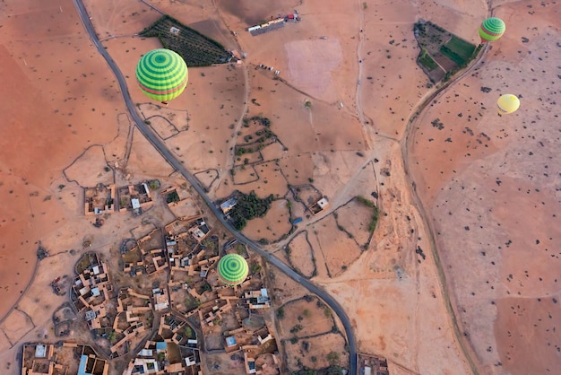 Vista delle mongolfiere nel deserto marocchino