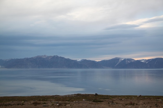 Vista delle montagne attraverso la baia dalla comunità di Pond Inlet, Nunavut, Canada