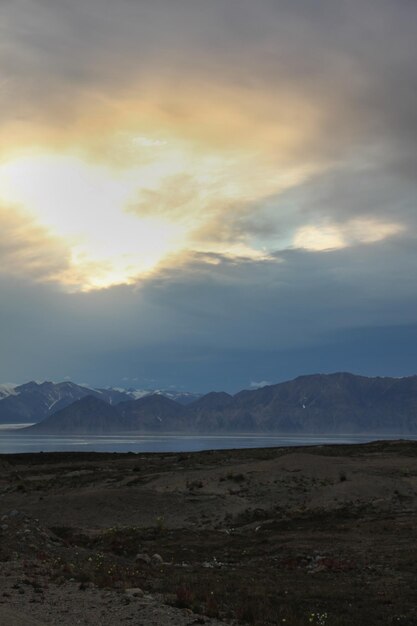 Vista delle montagne attraverso la baia dalla comunità di Pond Inlet Nunavut Canada