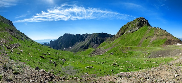 Vista delle montagne dei Pirenei con cielo blu nuvoloso