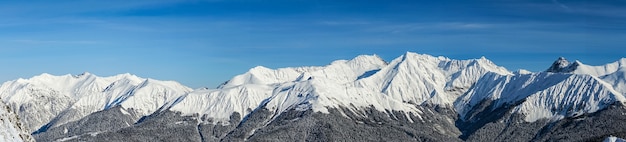 Vista delle montagne del Caucaso coperte di neve nella località sciistica di Krasnaya Polyana Russia