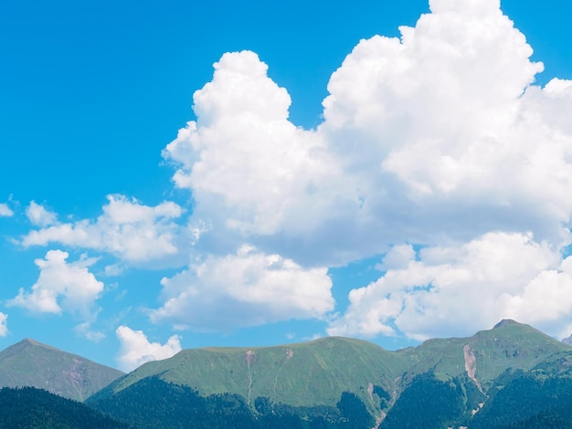 Vista delle montagne del Caucaso dal resort Krasnaya Polyana a Sochi