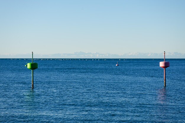 vista delle montagne innevate delle Alpi contro il blu del mare Adriatico e del cielo. vacanze invernali. Slovenia