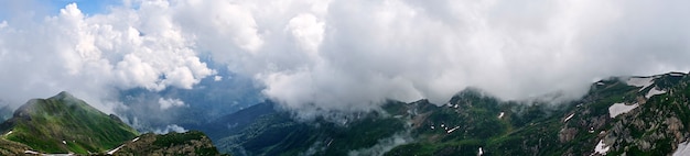 Vista delle montagne innevate e del cielo nuvoloso a Sochi