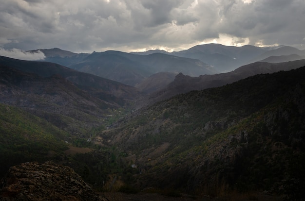 Vista delle montagne pontiche vicino alla città di Torul, provincia di Gumushane nella regione del Mar Nero della Turchia