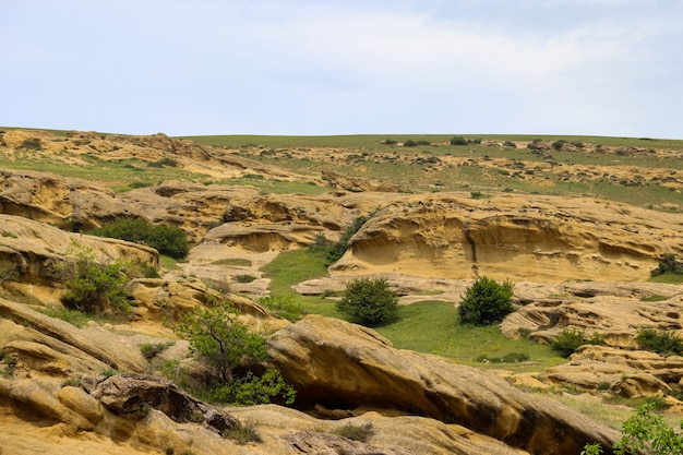 Vista delle montagne rocciose del Caucaso in Georgia