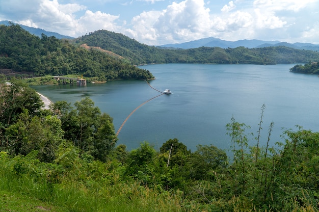 Vista delle montagne tropicali e del lago da Bang Lang Dam