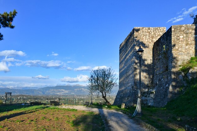 Vista delle mura di un castello medievale a Pico, un villaggio del Lazio in Italia