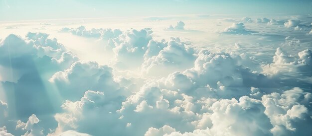 Vista delle nuvole e del cielo attraverso la finestra dell'aereo