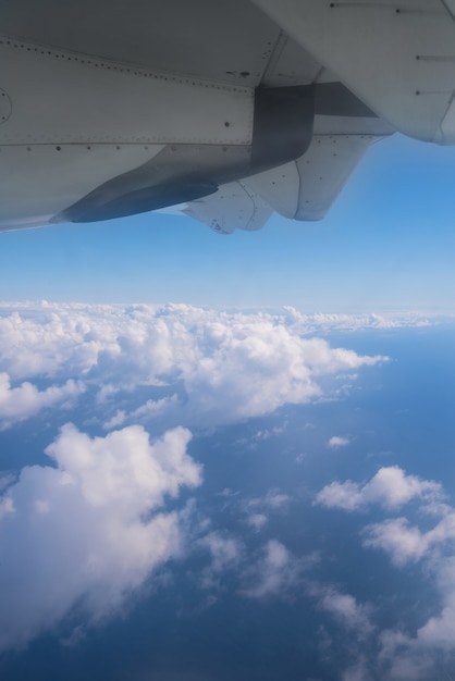 Vista delle nuvole e dell&#39;oceano dalla finestra dell&#39;aeroplano.