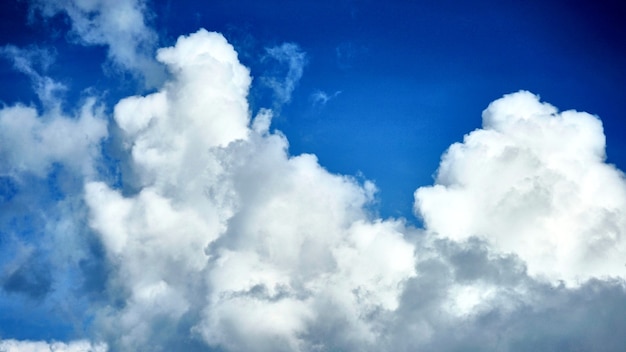 Vista delle nuvole sullo sfondo del cielo blu. Samui.