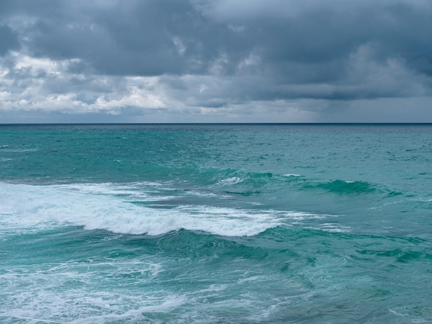 Vista delle onde dell'oceano e di una fantastica costa rocciosa