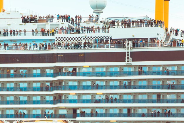 Vista delle persone sulla nave da crociera