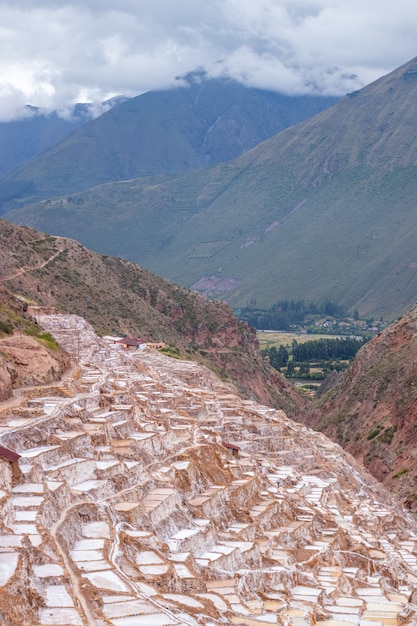 Vista delle piscine naturali di sale a Las Salineras de Maras nella Valle Sacra di Cusco. Perù