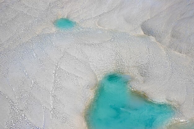 Vista delle piscine naturali di travertino e delle terrazze nel castello di cotone di Pamukkale nella Turchia sudoccidentale