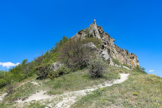 Vista delle pittoresche montagne della Crimea dalla città rupestre di TepeKermen nell'estate maggio 2021 Crimea Russia