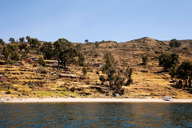 Vista delle rive e del porto dell'isola di Taquile sul lago Titicaca in Perù
