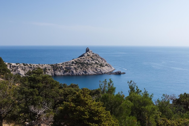 Vista delle rocce del Mar Nero dal sentiero Golitsyn