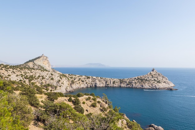 Vista delle rocce del Mar Nero dal sentiero Golitsyn