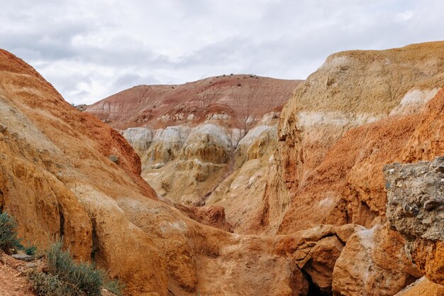 Vista delle rocce di argilla colorate irrealisticamente belle nelle montagne Altai Russia Fantasy paesaggio marziano con montagne colorate