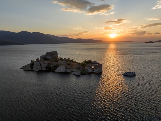 Vista delle rovine della vecchia chiesa della città antica di Heraklia Il lago Bafa del distretto dell'Egeo al tramonto