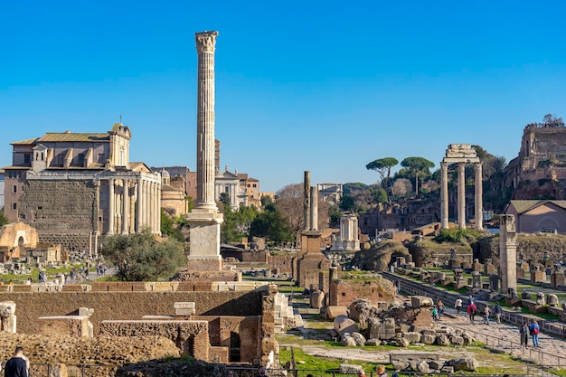 vista delle rovine interne della collina palatina con i turisti in circolazione Roma Italia